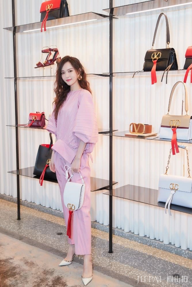 唐嫣穿一身粉色穿搭配，留长发女神范十足