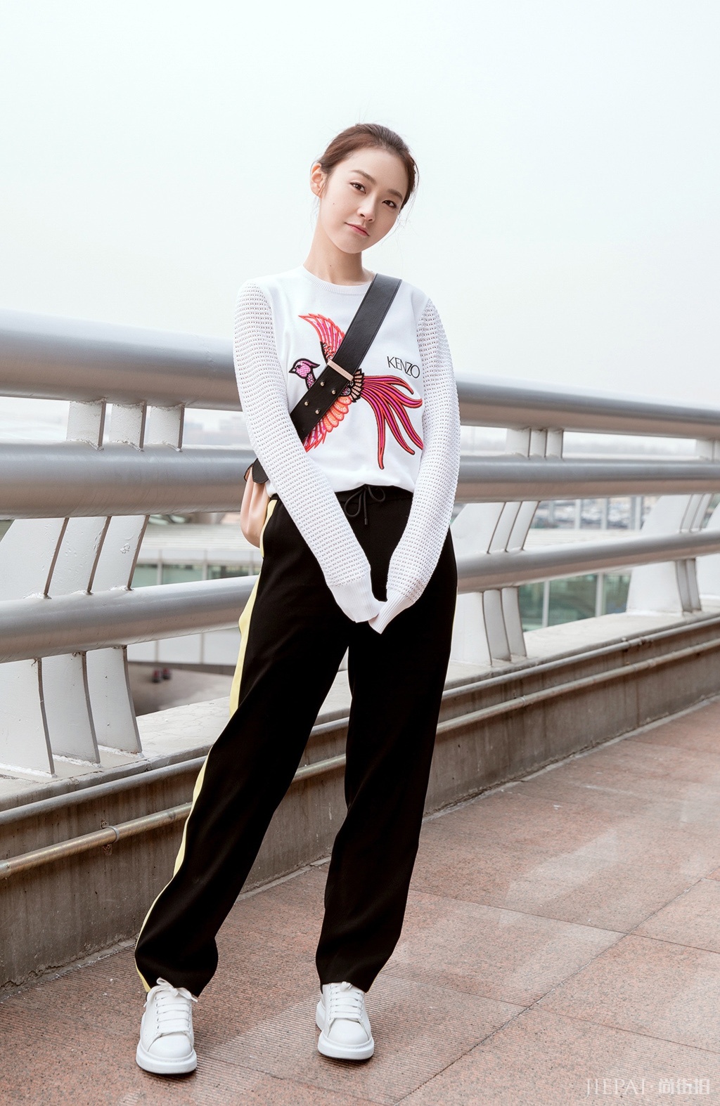 时装周街拍秀，张佳宁演绎青春活力，袁姗姗穿男装秒变少女！