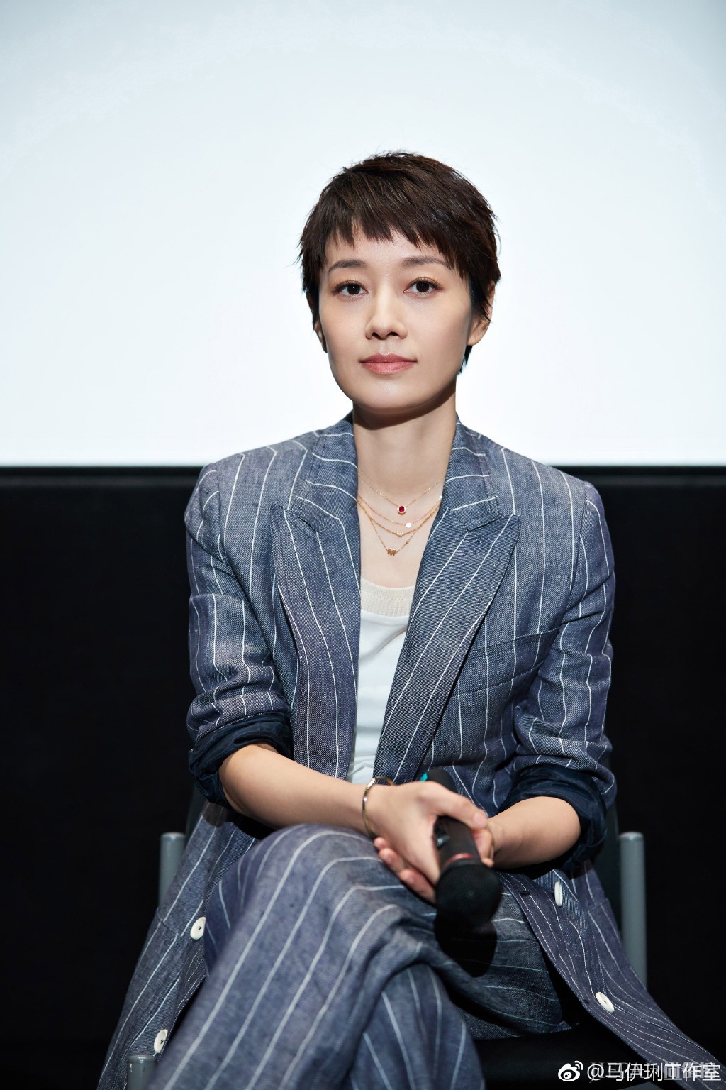马伊琍又剪短发了,还那么的干练有气质
