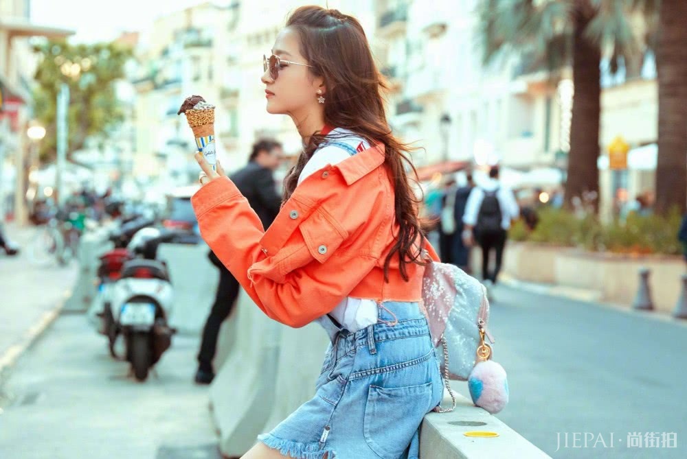 关晓彤晒自拍，娇嫩少女装配卷发粉裙美出高级感