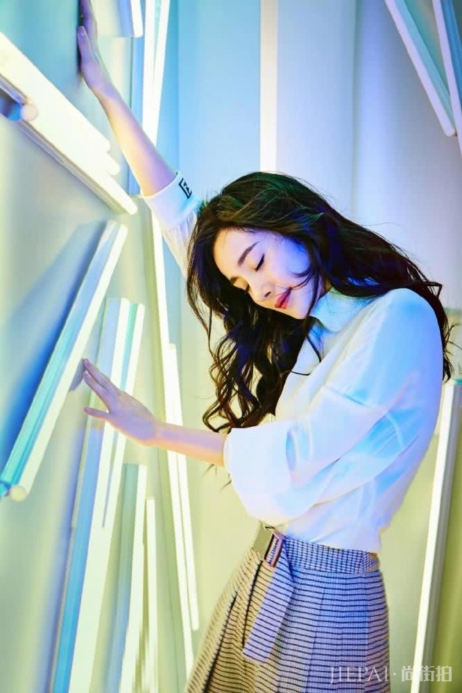 杨幂穿白衬衫配长裤,想不好看都难,真不愧是带货女王