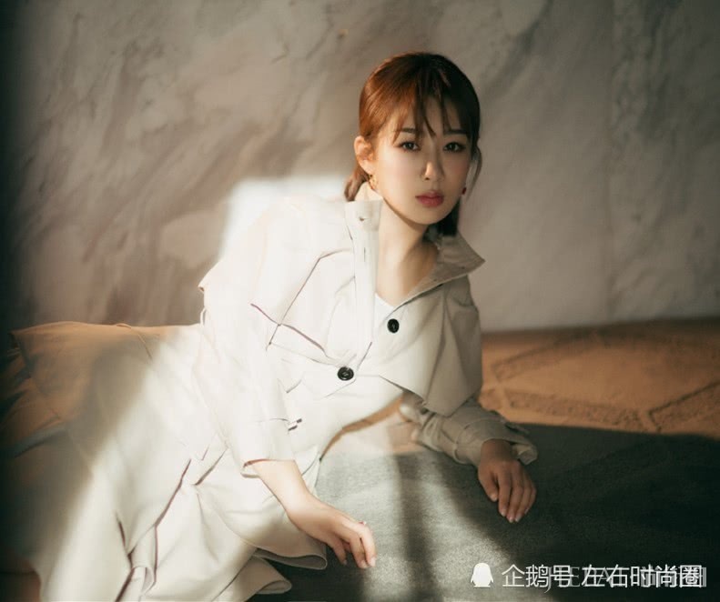 杨紫穿长裙终于美成仙女,手捧花都舍不得扔