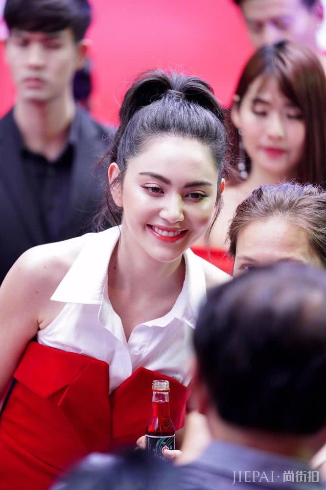 泰星Mai娇艳红裙亮相,笑起来真好看