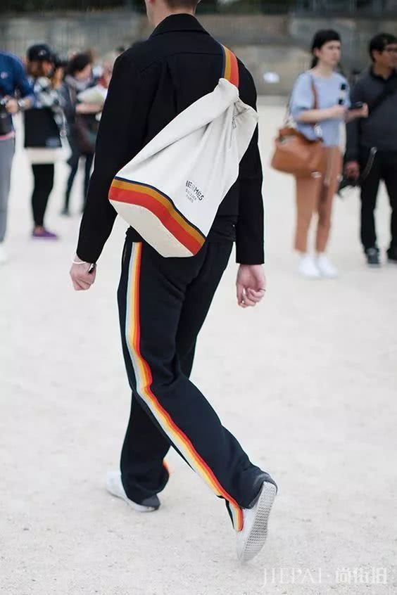 当年懒得穿的校服 摇身一变居然成了最潮时尚单品