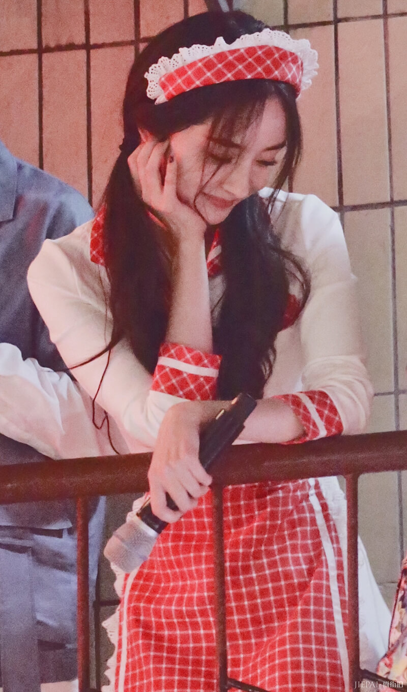 杨幂双马尾女仆装亮相！清纯发型+长腿制服秀，美成男生梦想