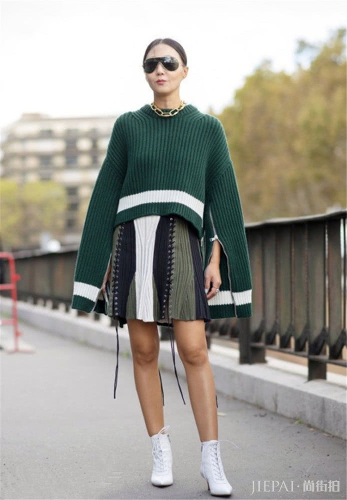 早春花意浓!青春减龄靠毛衣和半身裙,谁穿谁美