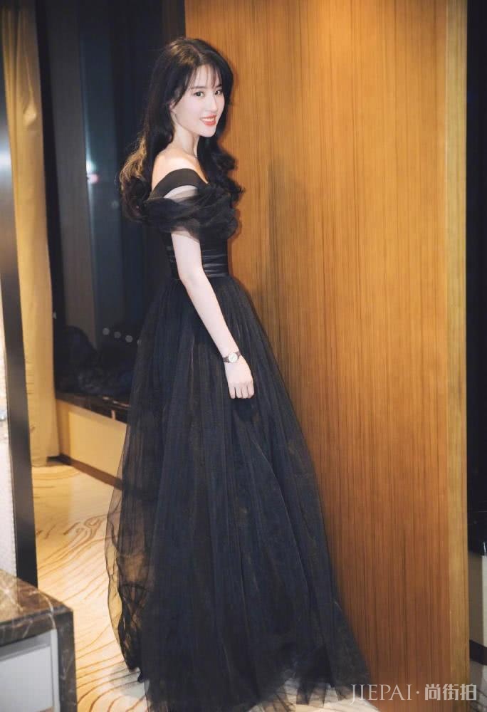 刘亦菲衬衣长裤换成黑色轻纱裙,秒变小公主,太有气质了