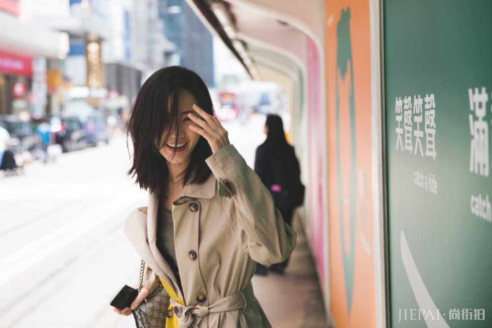 李一桐穿双排扣风衣配高跟鞋，街头凹出超模感