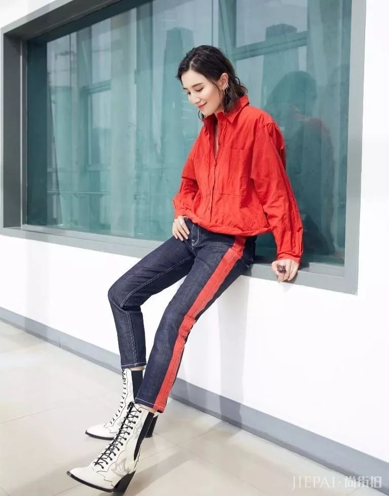 欣赏不来宋佳的袜子，还以为是皮靴呢！