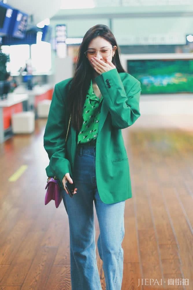 宋妍霏绿色西装配玫红色包包,机场走出超模范