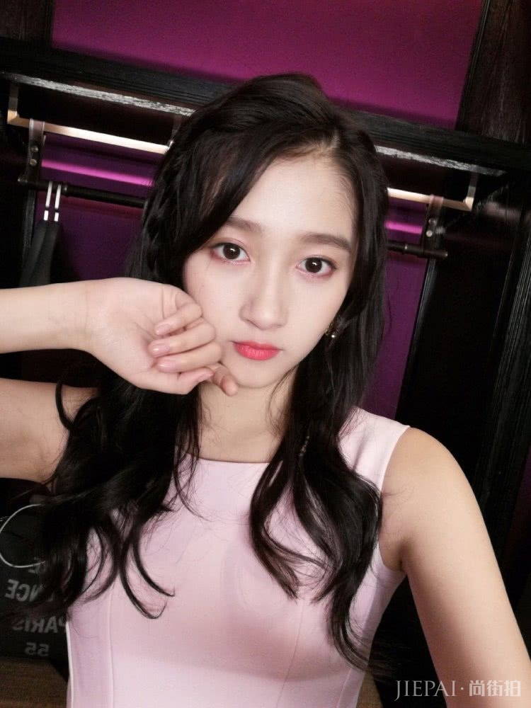 关晓彤晒自拍，娇嫩少女装配卷发粉裙美出高级感