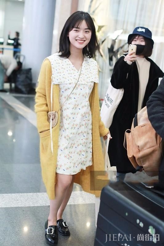 沈月碎花短裙穿成及膝裙,显得腿太短,只能靠脸了 !