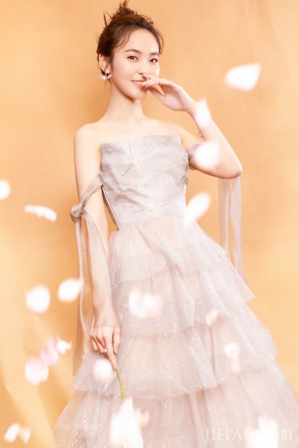 张佳宁穿梦幻紫连衣裙,颜值绝了!