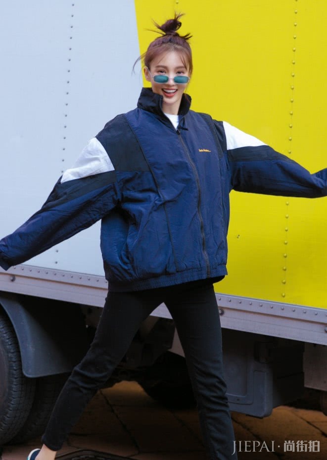 金晨穿运动装只配“呆板鞋”，看着随意却时尚3倍