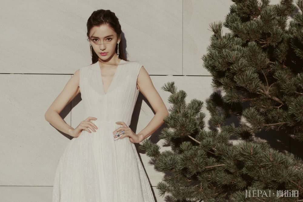 杨颖穿轻纱裙配12厘米高跟鞋，仙气十足