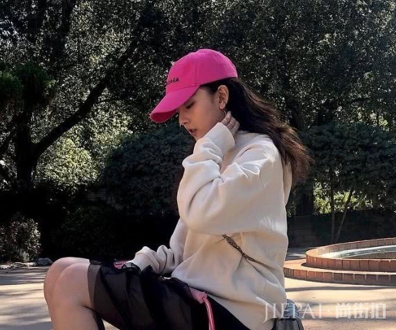 宋祖儿透明鞋子和紫红色袜子合为一体，这样穿真的好看？