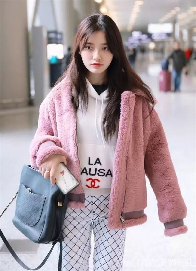 林允机场粉嫩时尚大衣，裤子却丑哭自己！