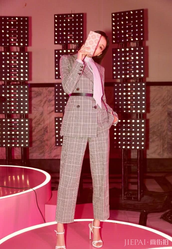 孙怡穿格子西装配10厘米高跟鞋，依旧少女感十足