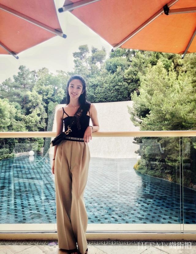 杨采钰穿黑色长袖配印花裙,内衣外穿成亮点