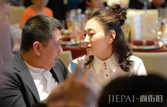 李小冉波波头发型气质都不一样了！