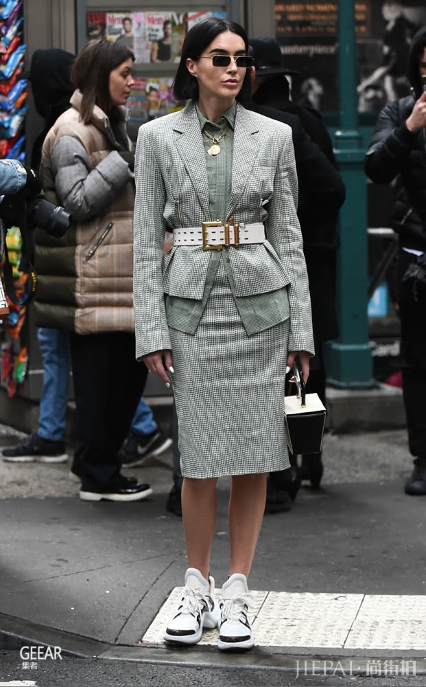 球鞋穿搭街拍集合！跟这些时尚博主穿出自己喜爱的搭配吧