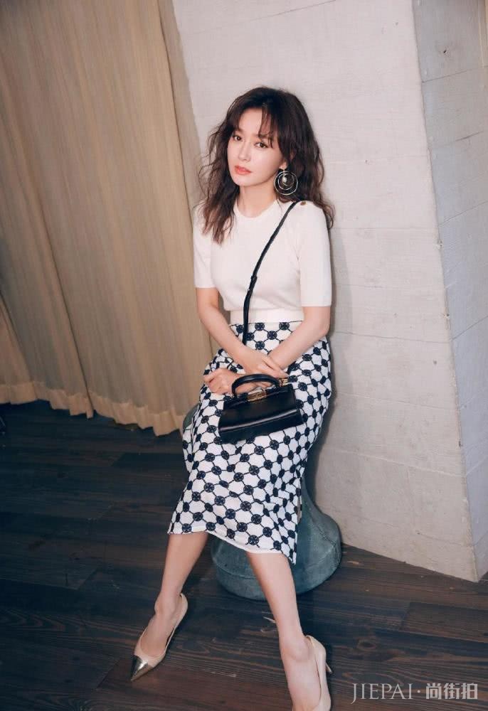 秦岚穿毛衣搭配半身裙穿出了高级感，气质满满