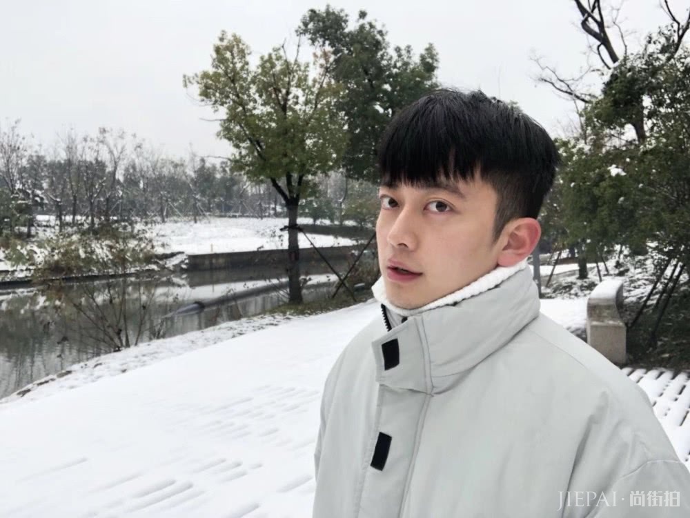 这个中国男模许庭嘉有颜值不张扬,默默登上英国最高端时尚杂志