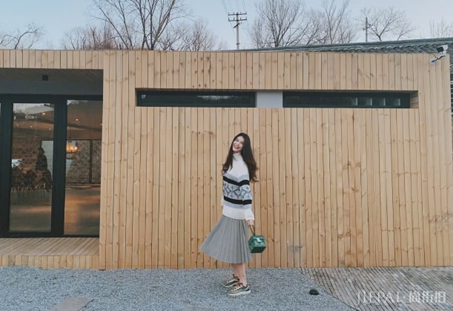 何穗最新时尚穿搭：百褶裙搭配毛衣，简简单单才更美