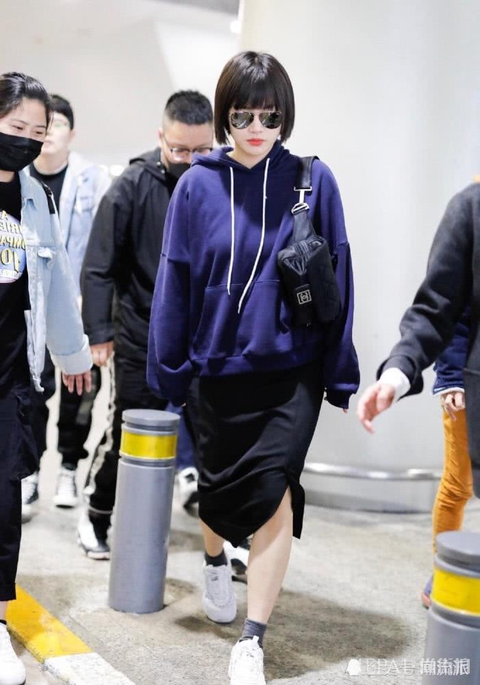 马思纯机场街拍，搭配齐刘海想不看都难