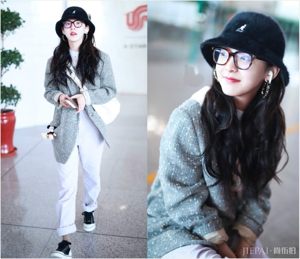 章若楠穿西装配白色长裤，对镜一笑超甜美