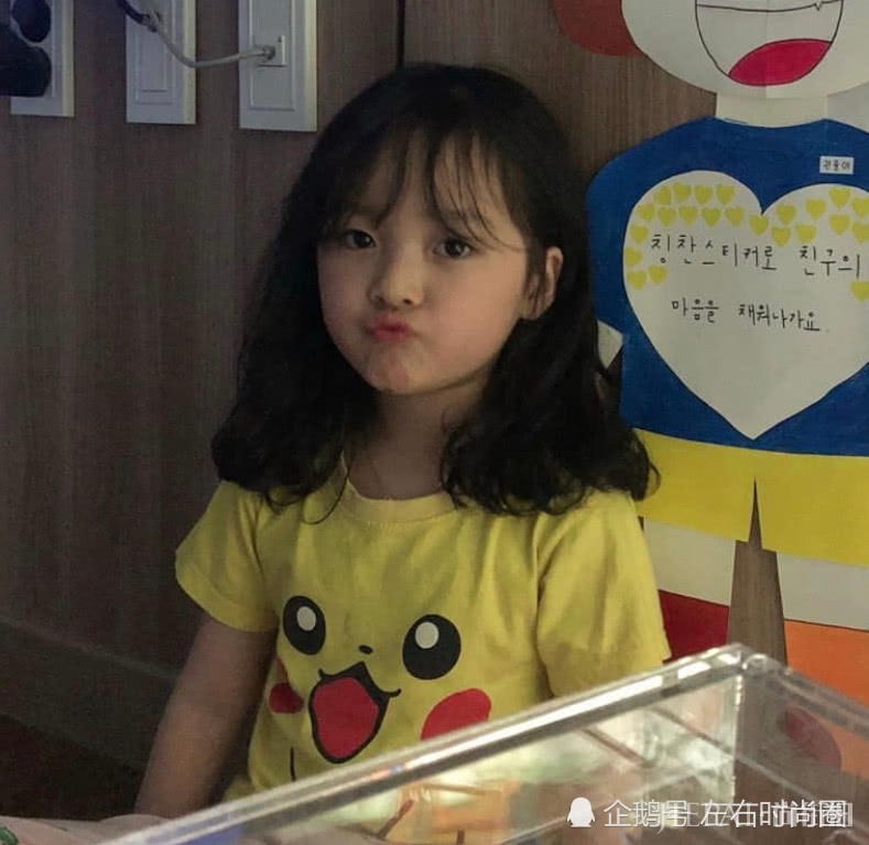 从表情包到小美女，权律二颜值开挂！长大后肯定惊艳众人