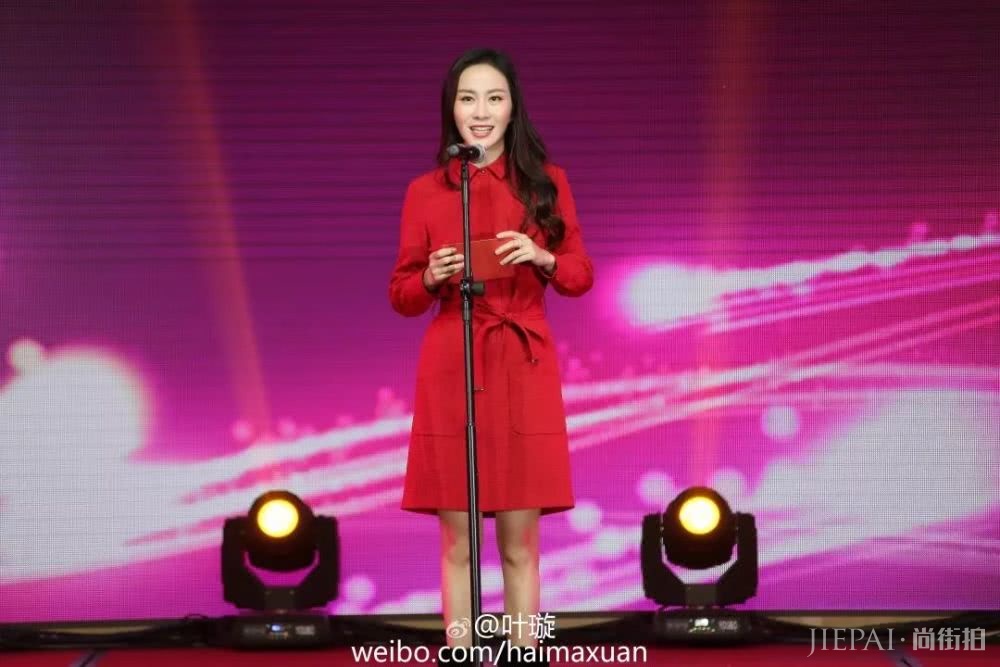 39岁的叶璇把人生过得有多精彩？看她的搭配就知道了