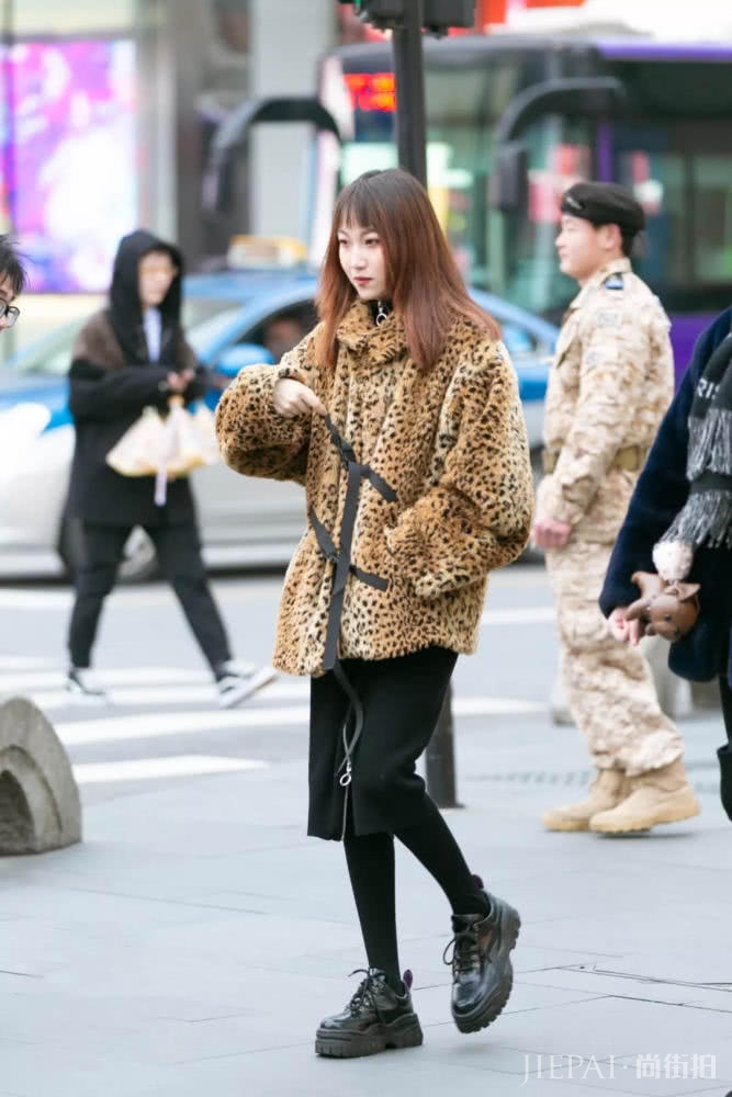 看街拍学搭配 这些简单的衣服搭配起来超显气质，还有高级感