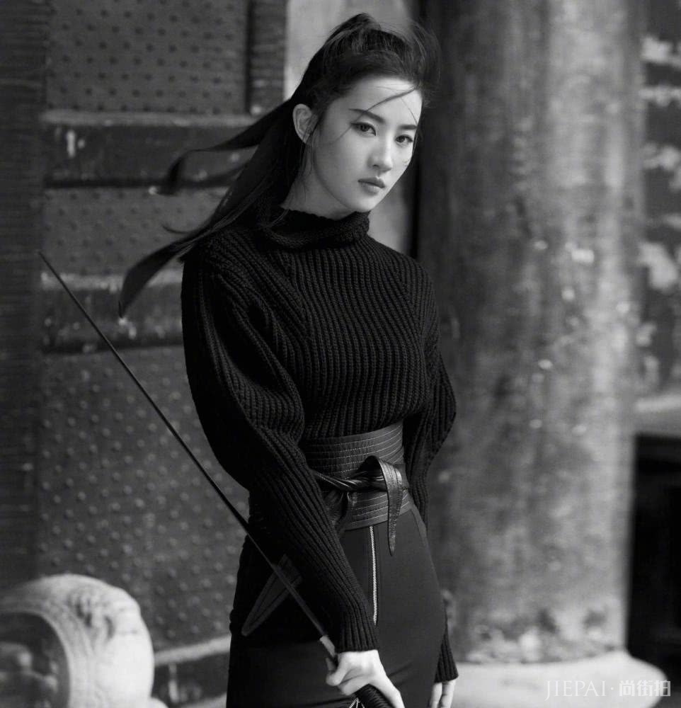 刘亦菲衬衣长裤换成黑色轻纱裙,秒变小公主,太有气质了