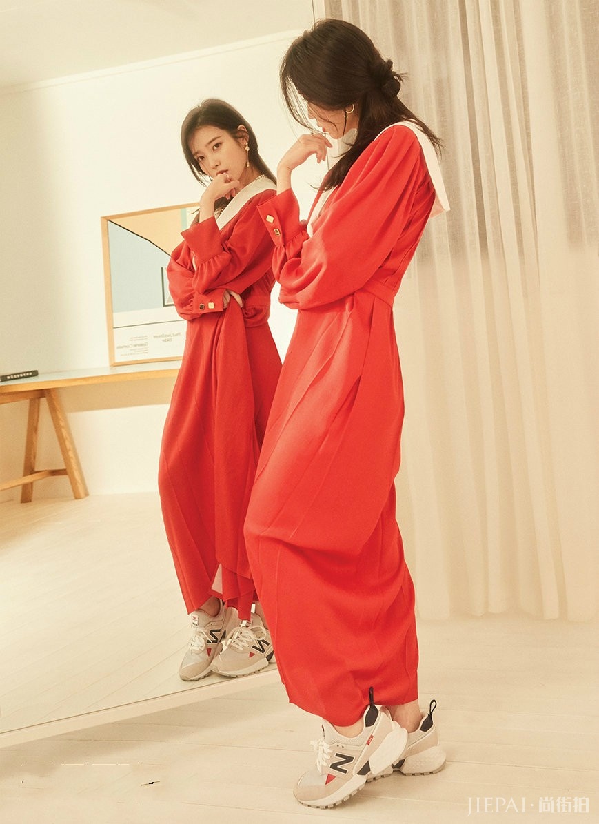 李知恩一袭收腰短裙秀美腿,这个小个子女孩太会穿