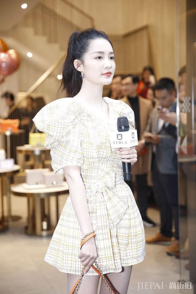 李沁泡泡袖连体短裤直接穿出门，穿出了清新还迷人