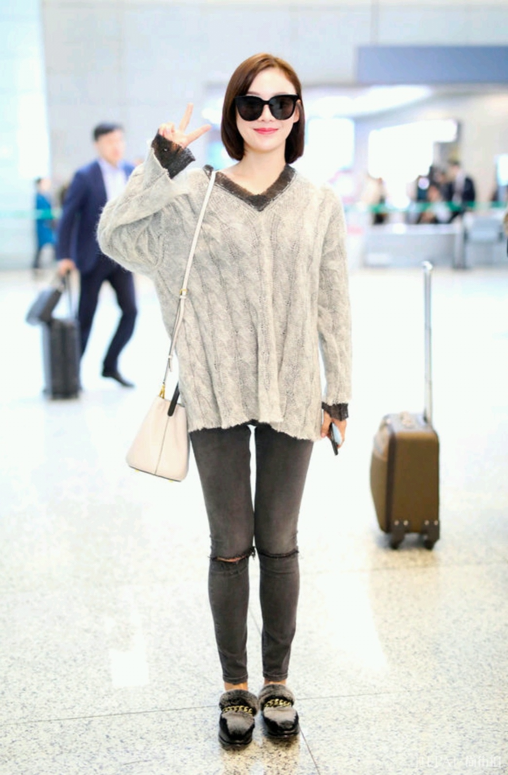 袁姗姗水绿色露肩卫衣配运动鞋，现修长美腿