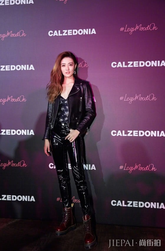 徐璐把亮皮裤穿出了铅笔裤的效果，太美了！