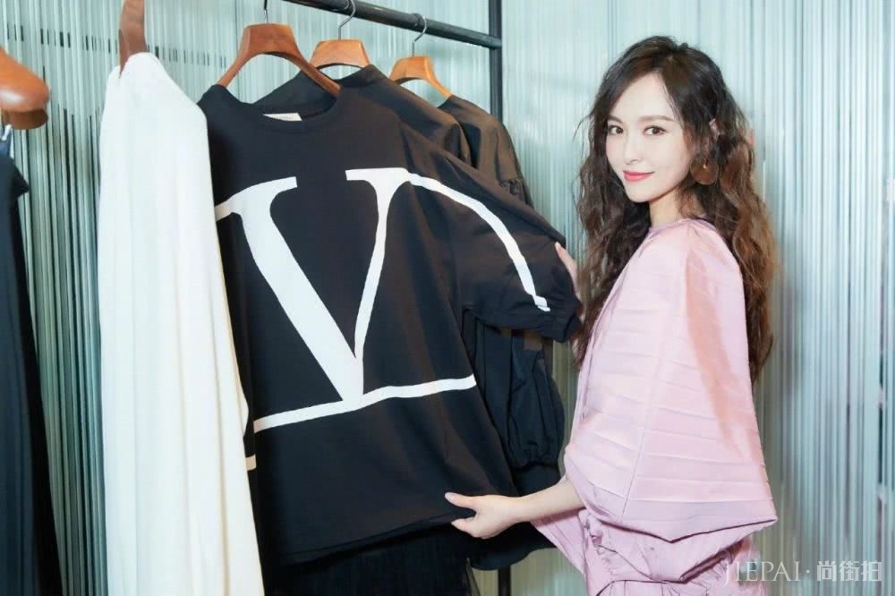 唐嫣穿一身粉色穿搭配，留长发女神范十足