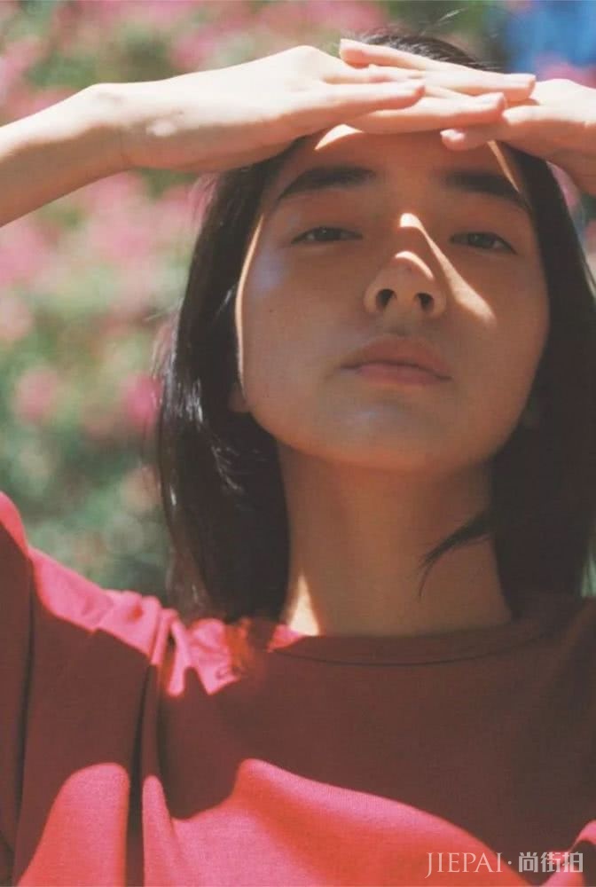 霓虹颓丧美少女 “雌雄同体”的英气长相让人过目不忘