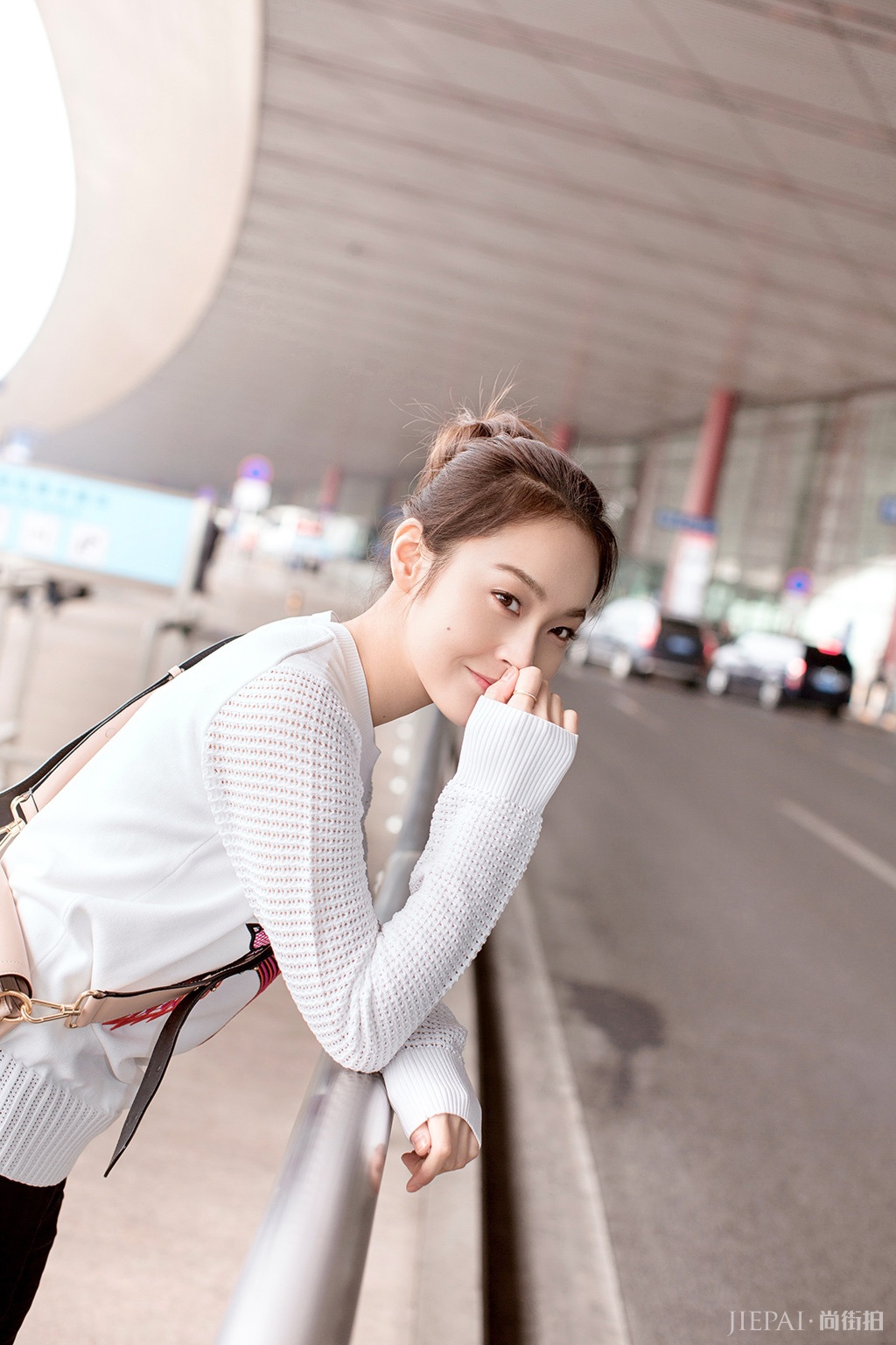 时装周街拍秀，张佳宁演绎青春活力，袁姗姗穿男装秒变少女！