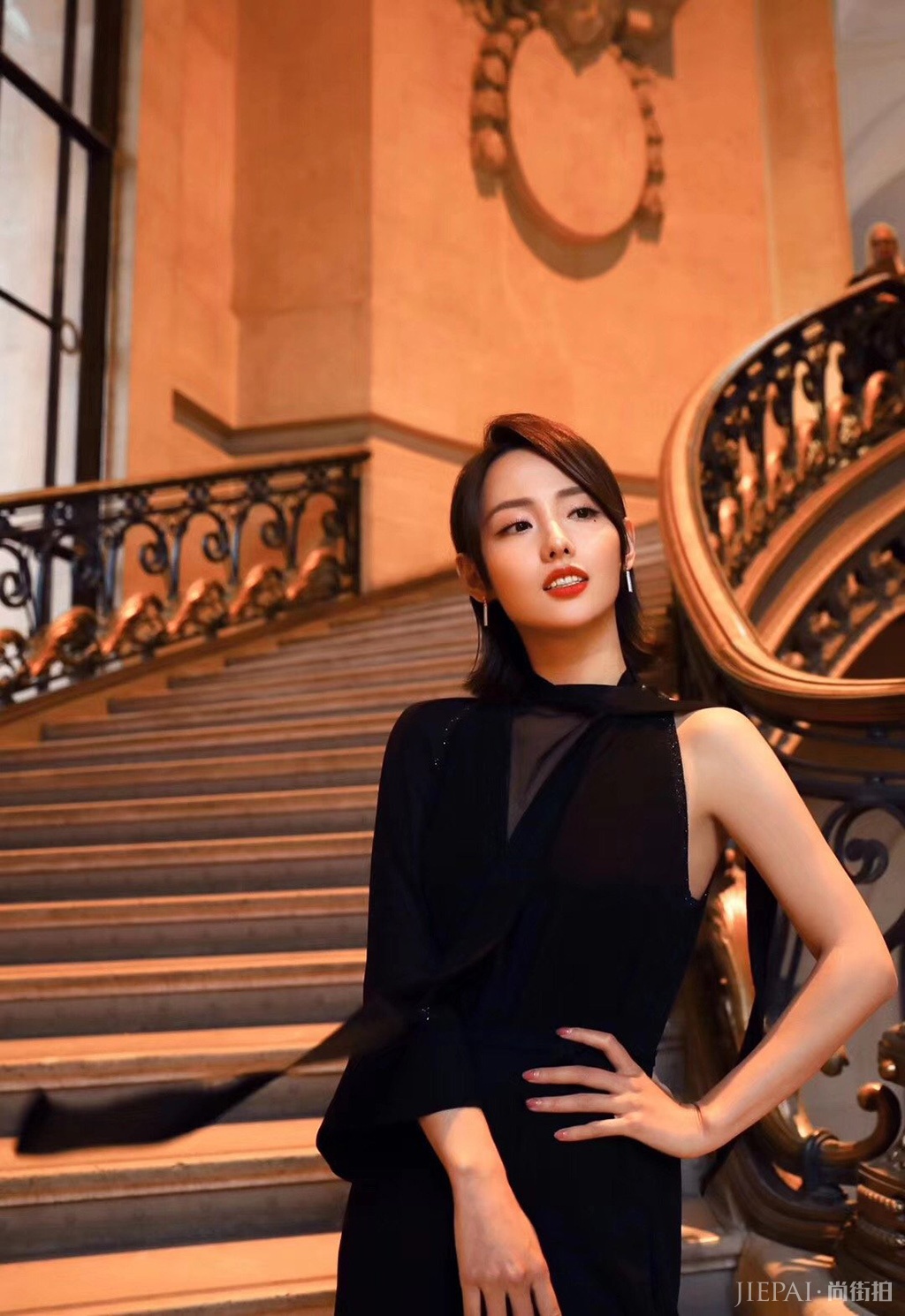 张嘉倪时装周接连5套造型，太美了！