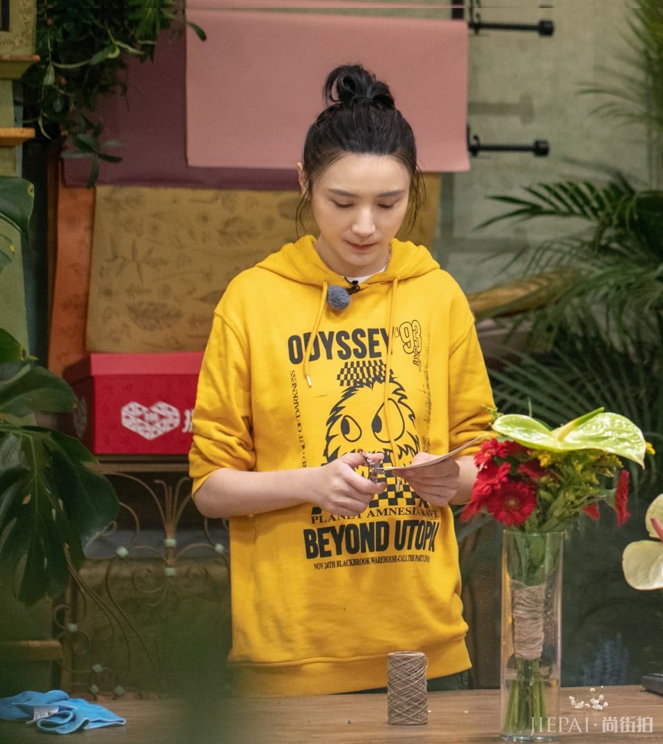 宋佳脚下踩2双鞋子太重，自带拉绳也是绝了！