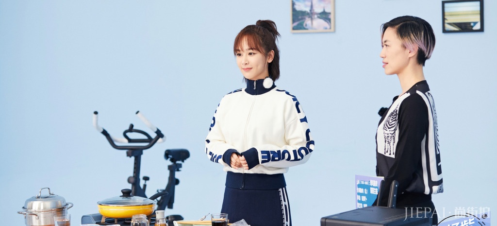 杨紫条纹上衣搭配黑色打底裤漂亮极了！