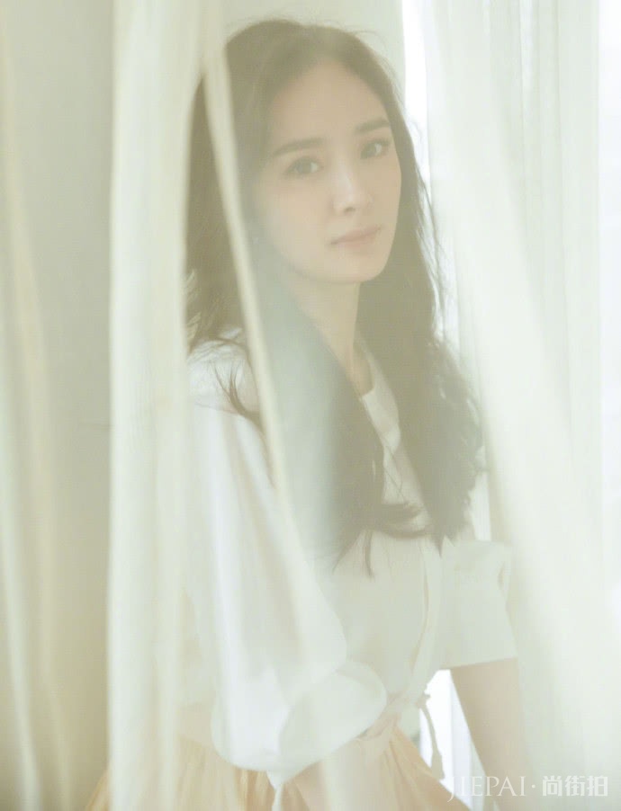 杨幂越变越少女，衬衫配裙装秀美腿，太好看