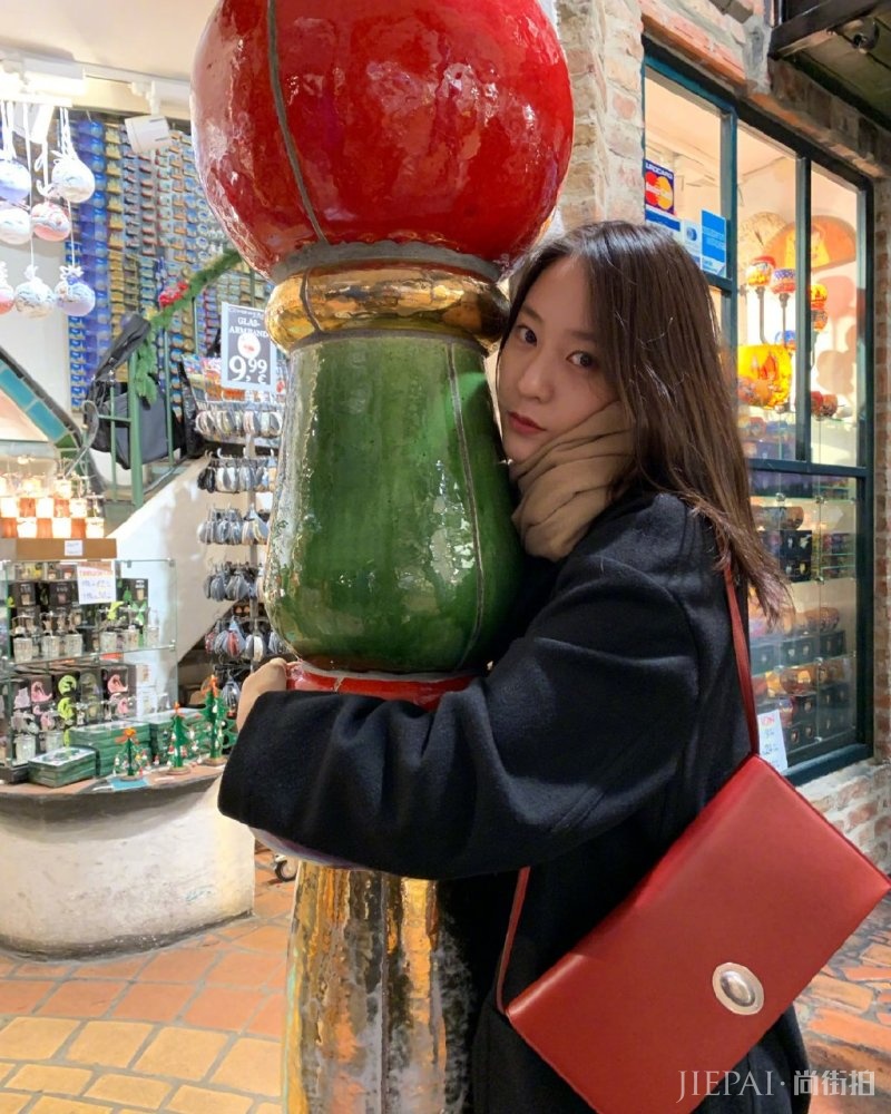 郑秀晶新造型打造气质魅力风，职场女性春季穿搭必备单品