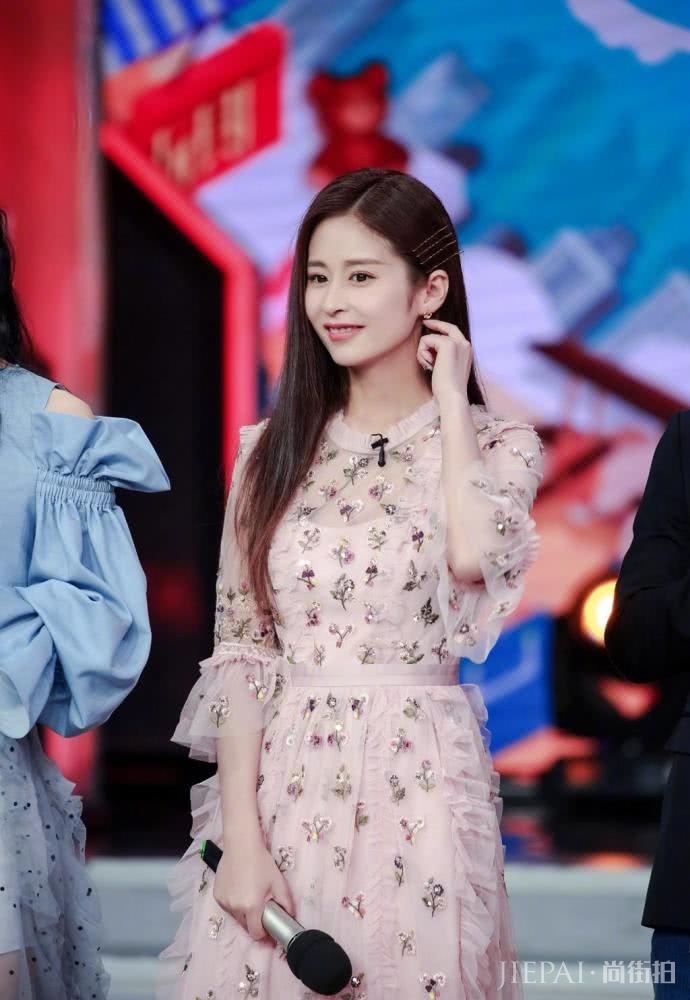 颖儿穿粉色刺绣轻纱裙配高跟鞋,连腰线都没了