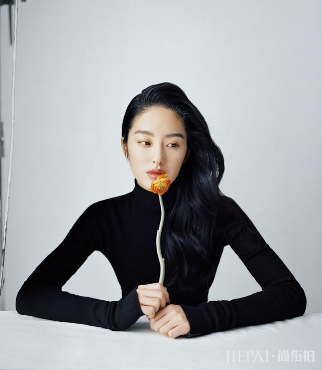 杨采钰穿黑色长袖配印花裙,内衣外穿成亮点