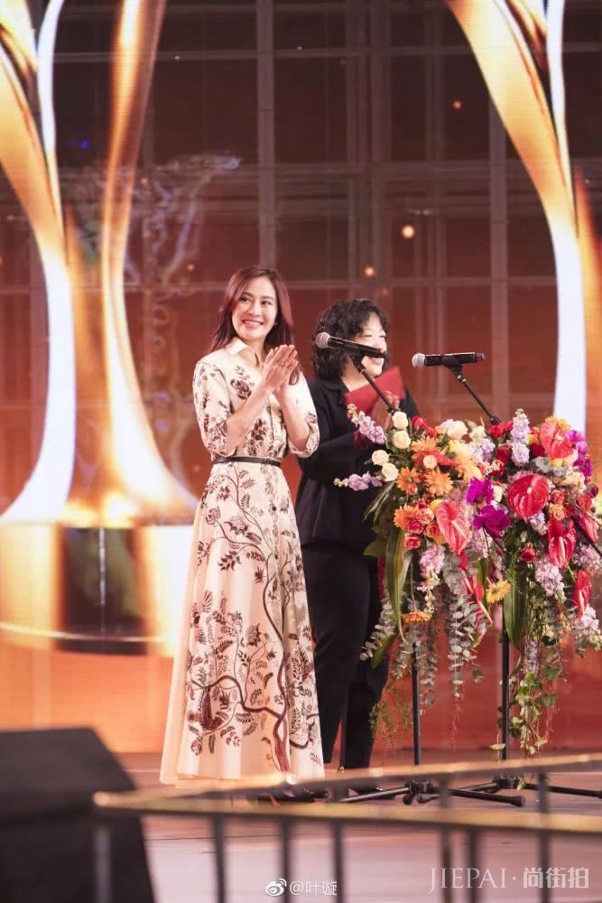 39岁的叶璇把人生过得有多精彩？看她的搭配就知道了