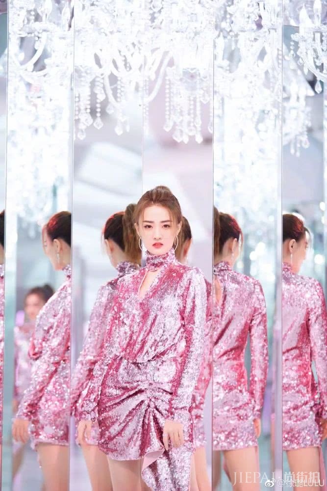 徐璐新恋情曝光？“甄嬛妹妹”同款魅力穿搭你值得拥有